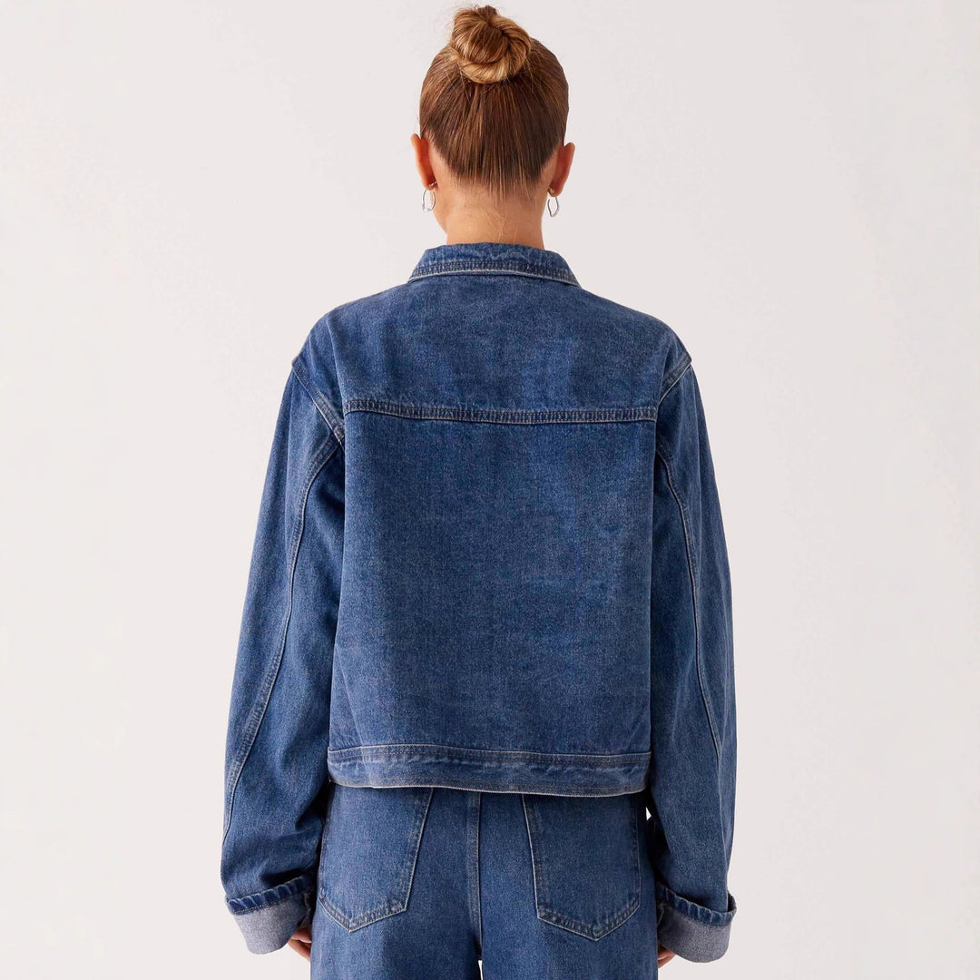 Dame trendy denimjakke i afslappet snit med påsyede lommer og knapdetaljer Skovae