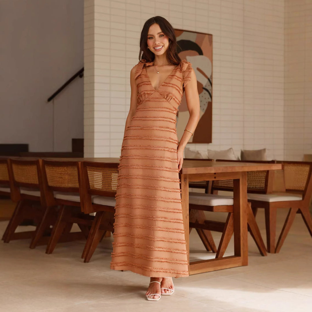 Dame maxi kjole med elegant drapering design og flæse accenter