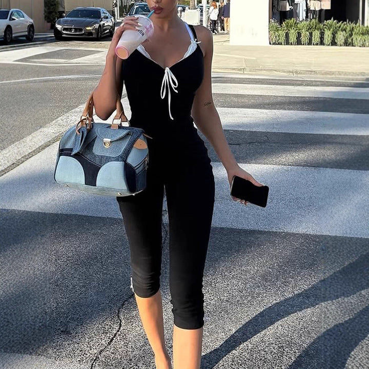 Dame lang jumpsuit med fine ruffles detaljer og justerbare stropper Skovae