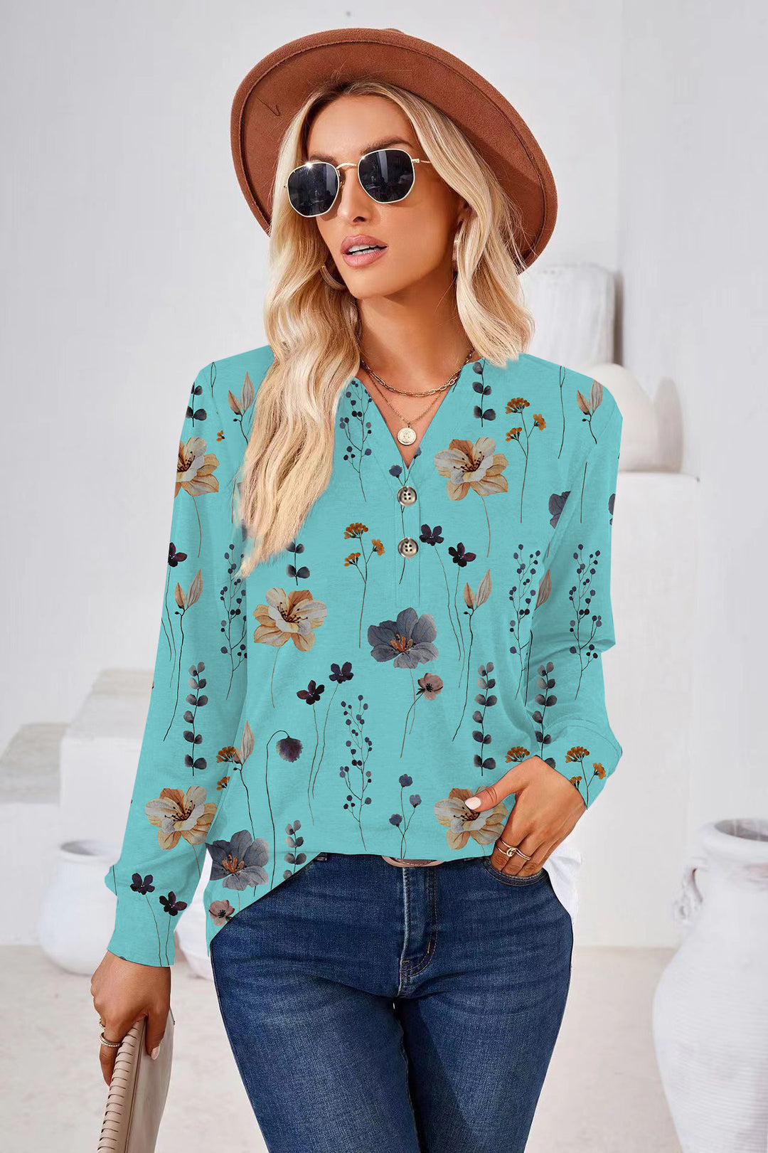 Damebluse med florale mønstre og moderne knapdetaljer Stilla