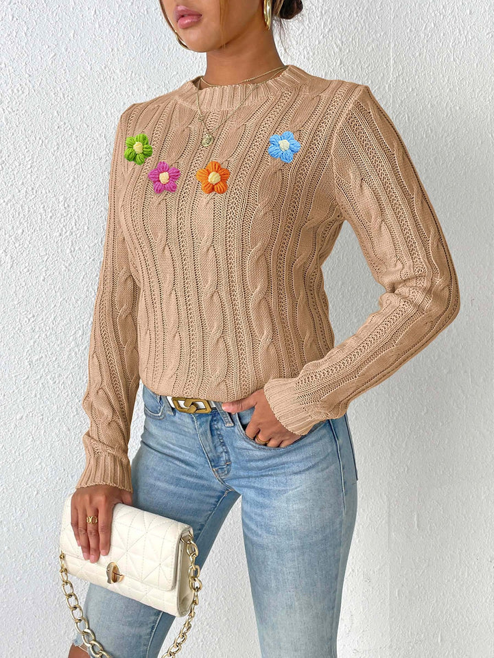 Dame strikpullover med blomsteraccenter og raffineret fletmønster Stilla