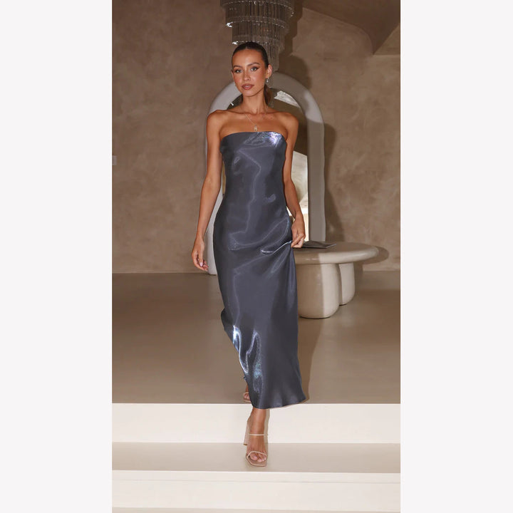 Dame Elegant Bandeau Maxi Kjole med Flydende Satin og Tætsiddende Silhuet