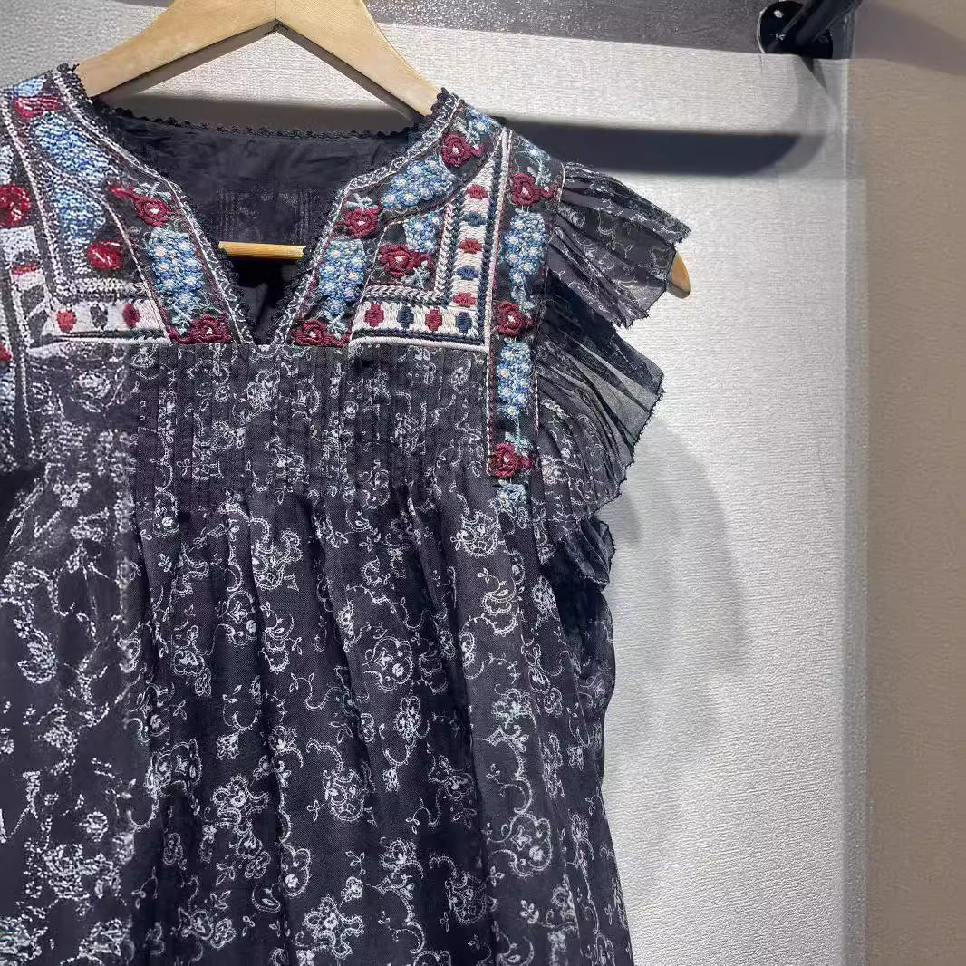 Damebluse med sarte flæsedetaljer og detaljeret broderidesign Stilla