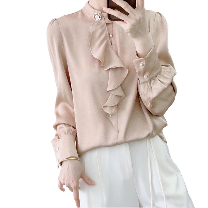 Damebluse med flæsedetaljer og elegante knapper Stilla