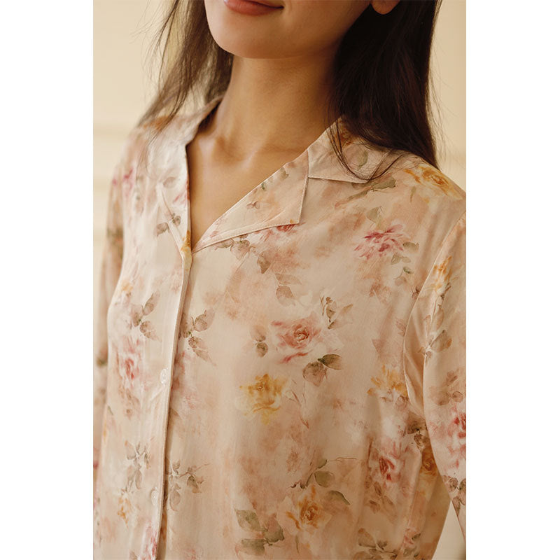 Dame komfortabel Satin pyjamasæt med blomsterdesign og elegant knapliste Stilla