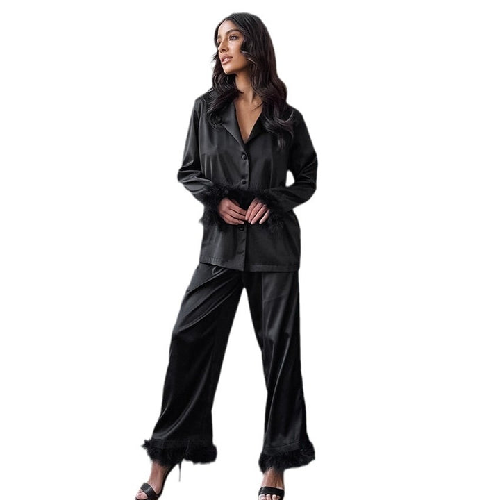 Dame Elegant Satin-Pyjamasæt med luksuriøse kunstpelsdetaljer Stilla