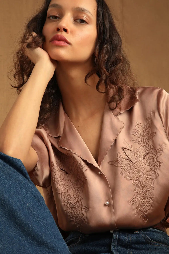Dame satinbluse med floral broderidesign og elegante perleknapper Stilla