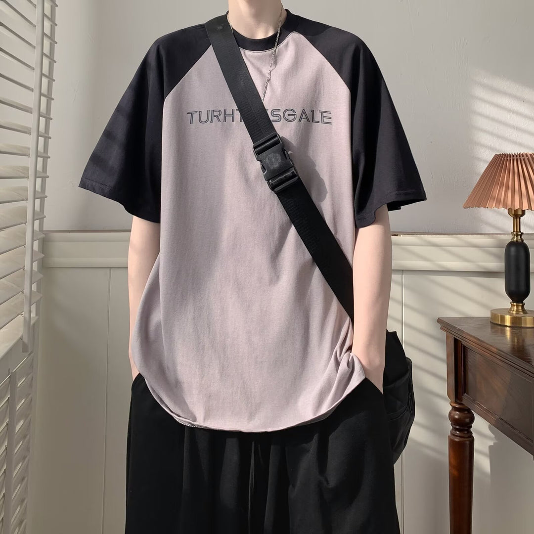 Unisex Oversized T-Shirt med asymmetrisk design og kreativ tekst Stilla