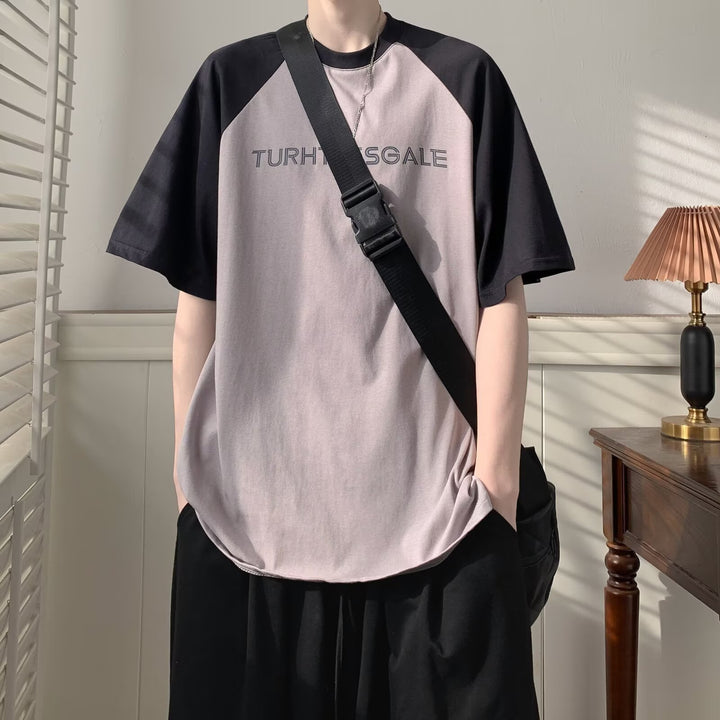 Unisex Oversized T-Shirt med asymmetrisk design og kreativ tekst Stilla
