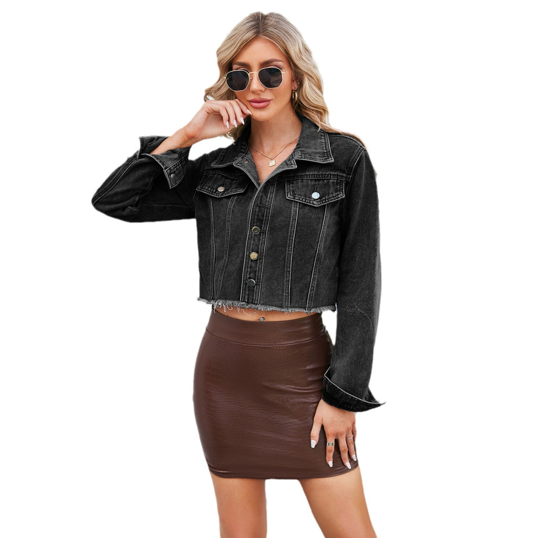 Dame cropped denimjakke med moderne accenter og frynsede detaljer Stilla