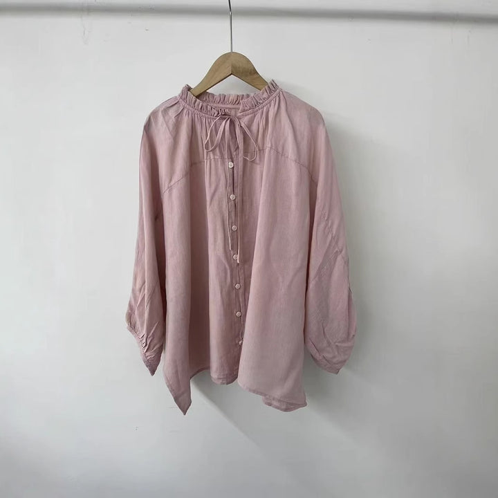 Femme Relaxed Fit Soft Button-Up Bluse med Rødfugleudskæring Stilla