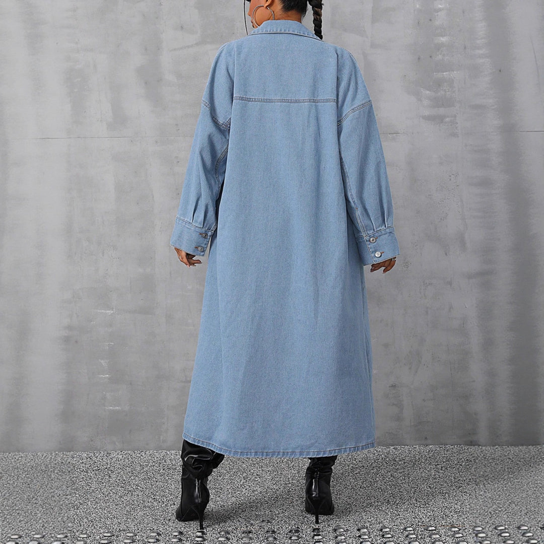 Damerne denim maxi jakke i en afslappet oversized pasform med komfortable trykknapper og praktiske lommer Stilla