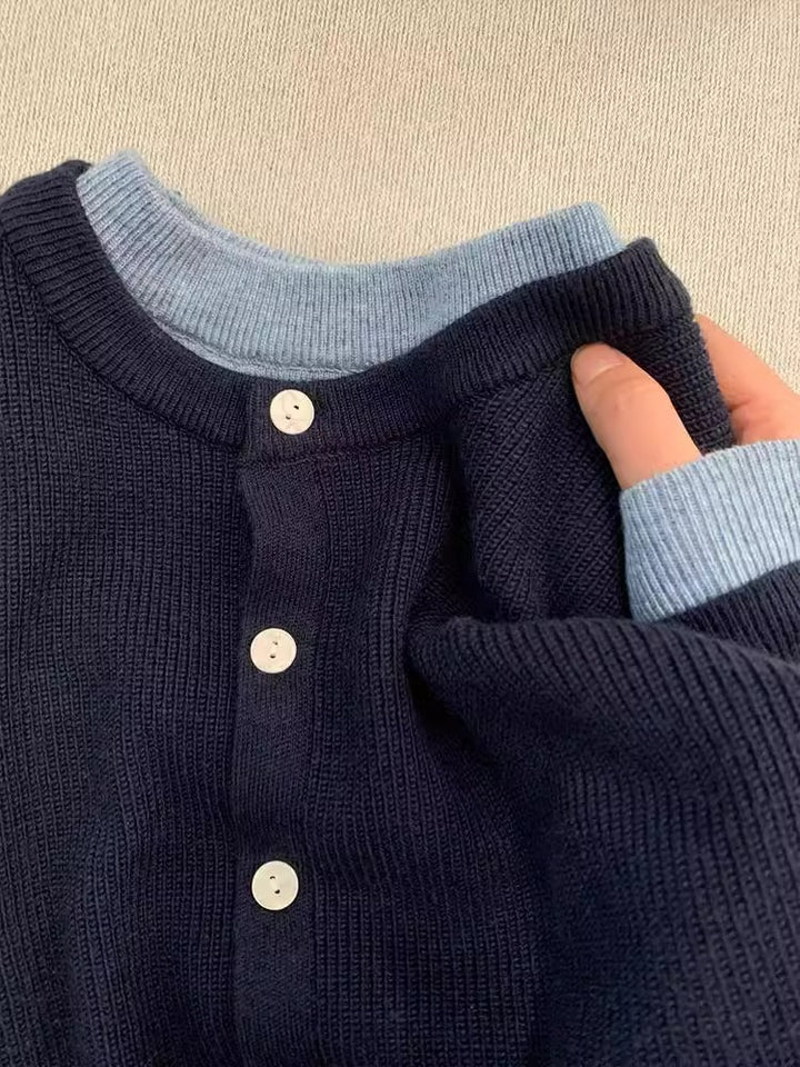 Dame cardigan med klassiske knapdetaljer og komfortabel halsudskæring Stilla