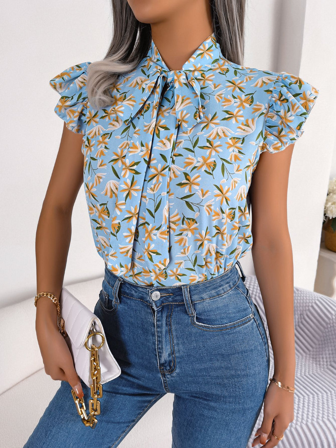 Damebluse med rynkedetaljer og blomstret design Stilla