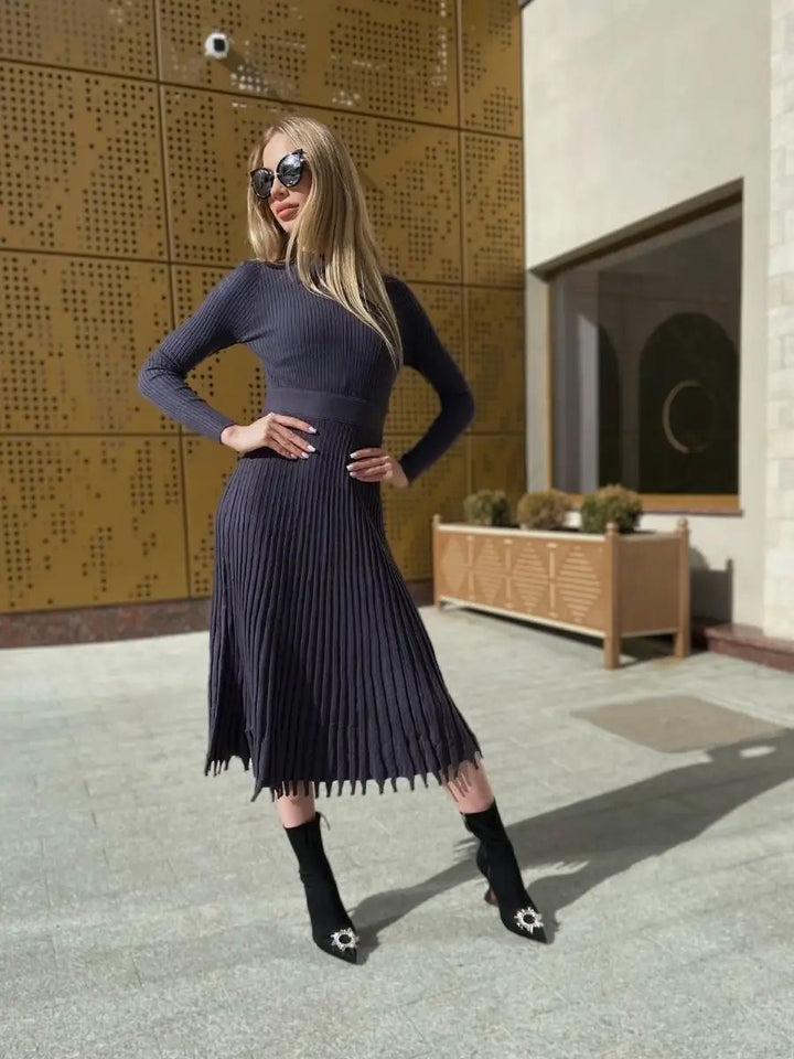 Dame elegant strikkjole med fin ribstruktur og asymmetrisk kant Stilla