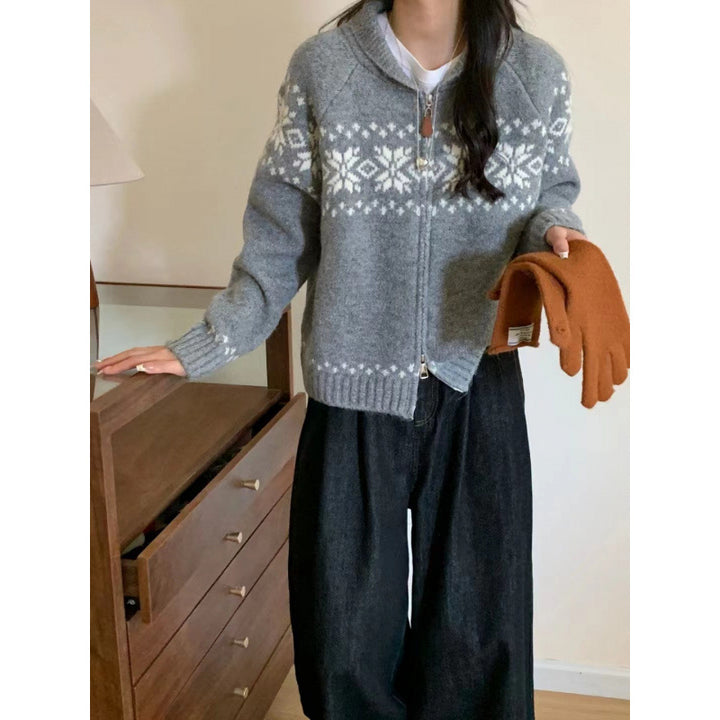 Kvinders cardigan med traditionelt norsk mønster og elegante lynlås detaljer Stilla