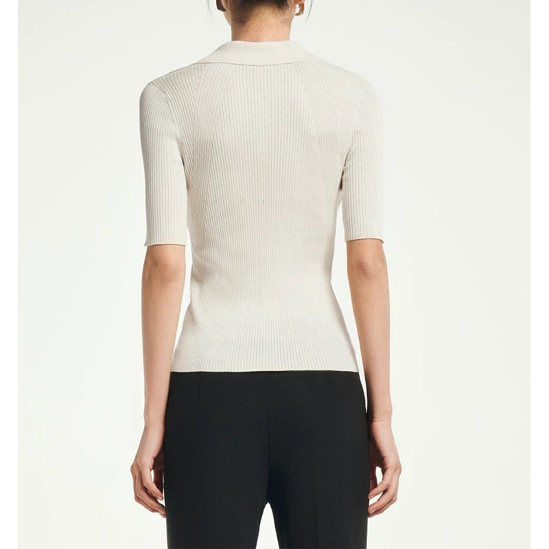 Dame elegant poloshirt med struktureret ribdesign og moderne V-udskæring Stilla