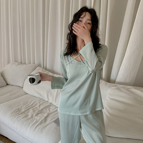 Dame afslappet satin-pyjamasæt med elegant knude-udskæring og bredt ben Stilla