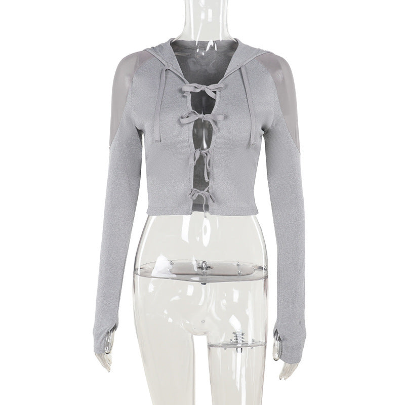 Dame sporty cropped top med hætte og raffinerede remme Skovae