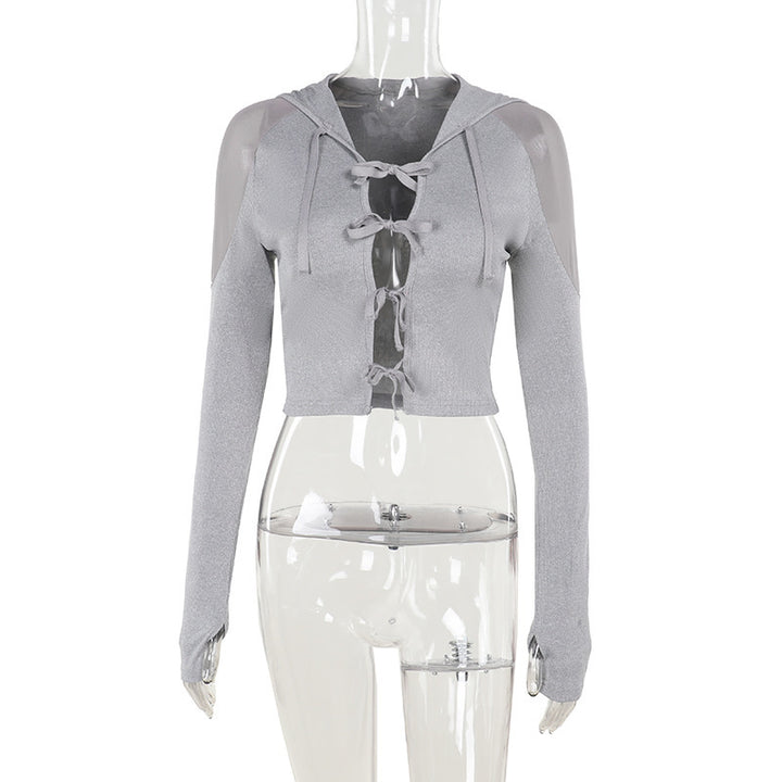 Dame sporty cropped top med hætte og raffinerede remme Skovae