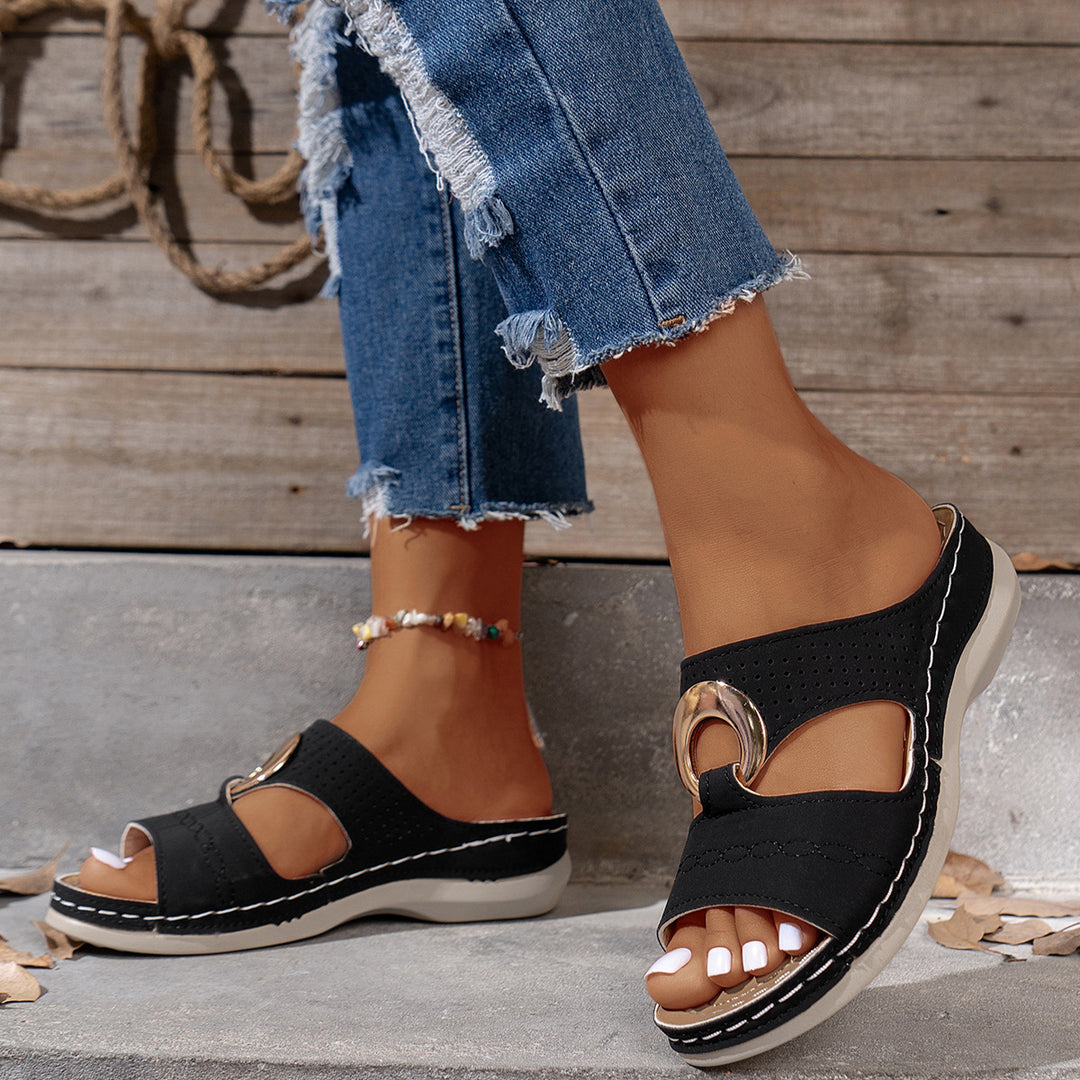 Dame komfort-sandaler med moderne cut-out-design og elegance metal element Stilla