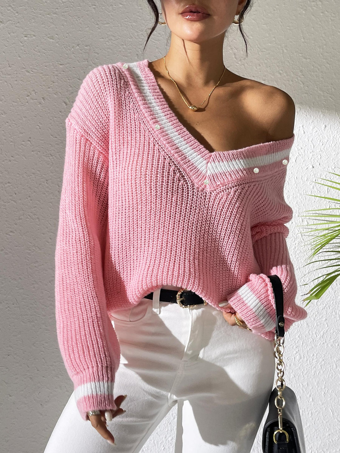 Dame oversized strikpullover med V-udskæring og elegante perledetaljer Stilla