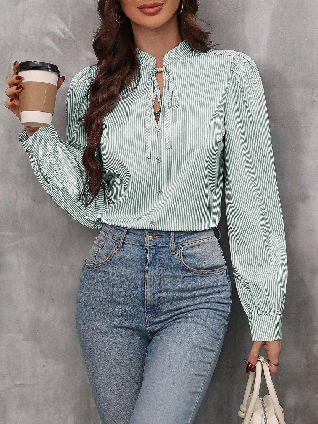 Dame elegant stribet bluse med puffærmer og fine knapdetaljer Stilla