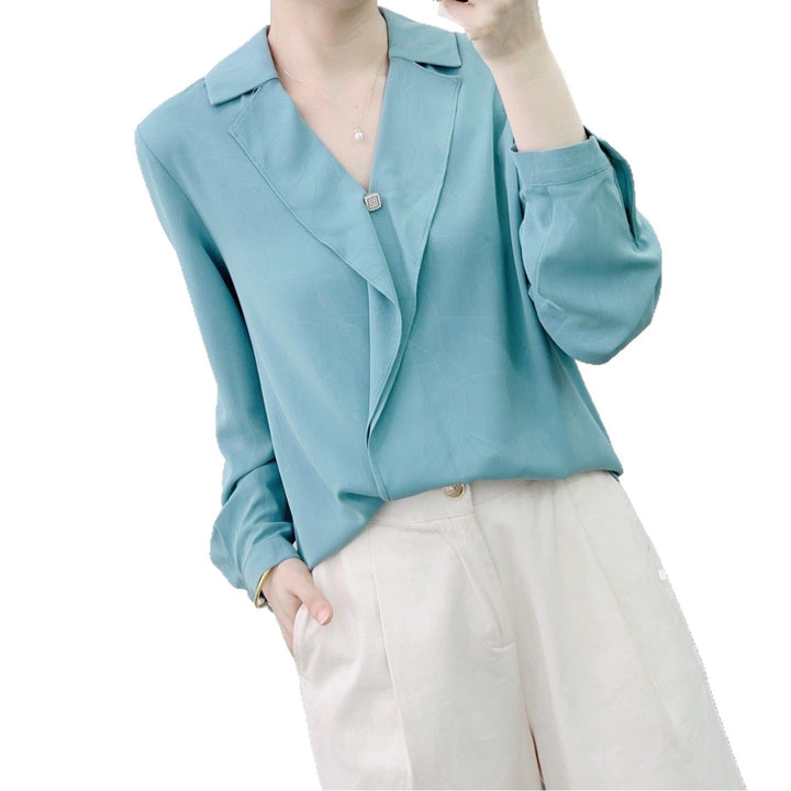 Damebluse med elegant revers og diskret print Stilla