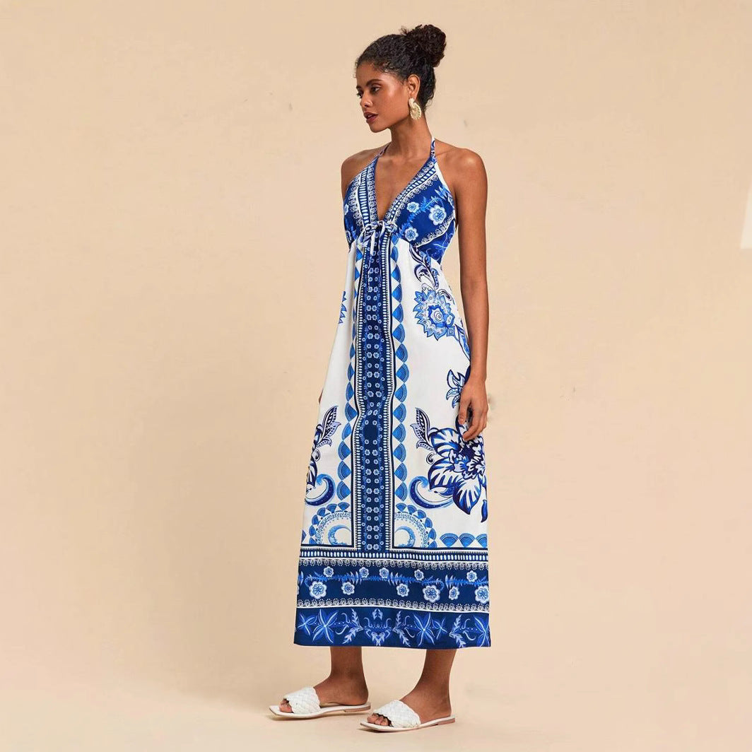 Dame Maxi-kjole med legende halterneck-design og prangende mønster Stilla
