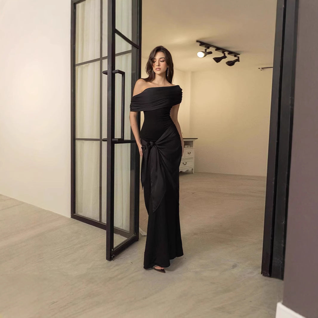 Dame aften kjole med elegant off-shoulder design og figurformende snit Skovae