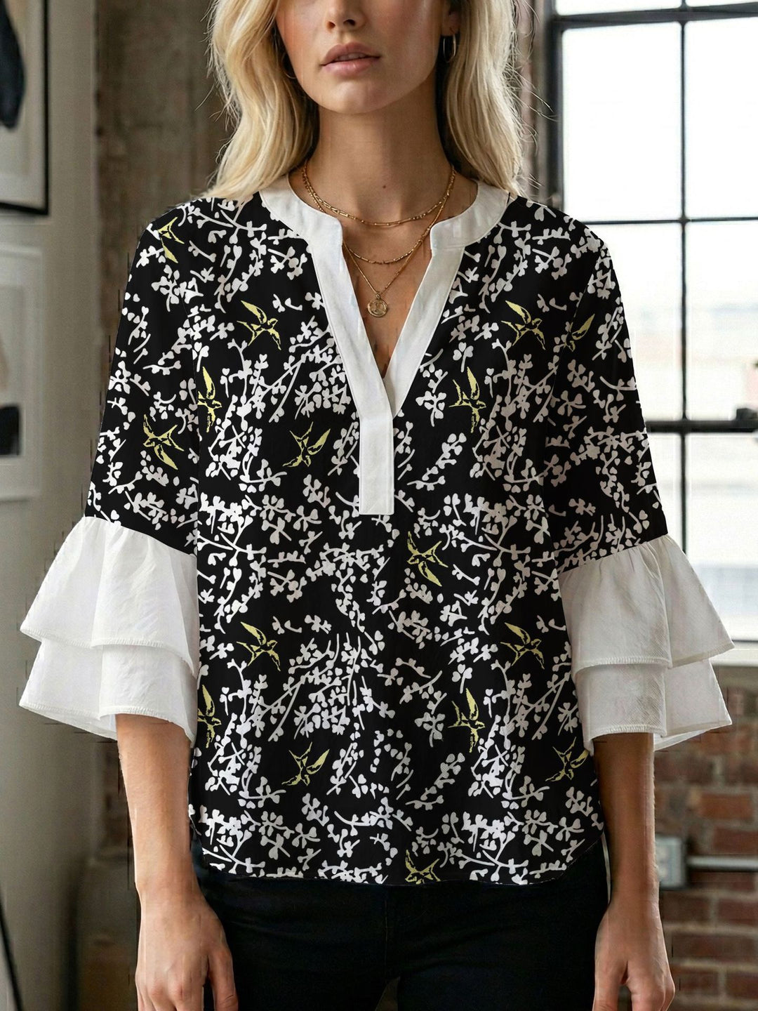 Dame bluse med voluminøse ærmer og kreativt trykdesign Skovae