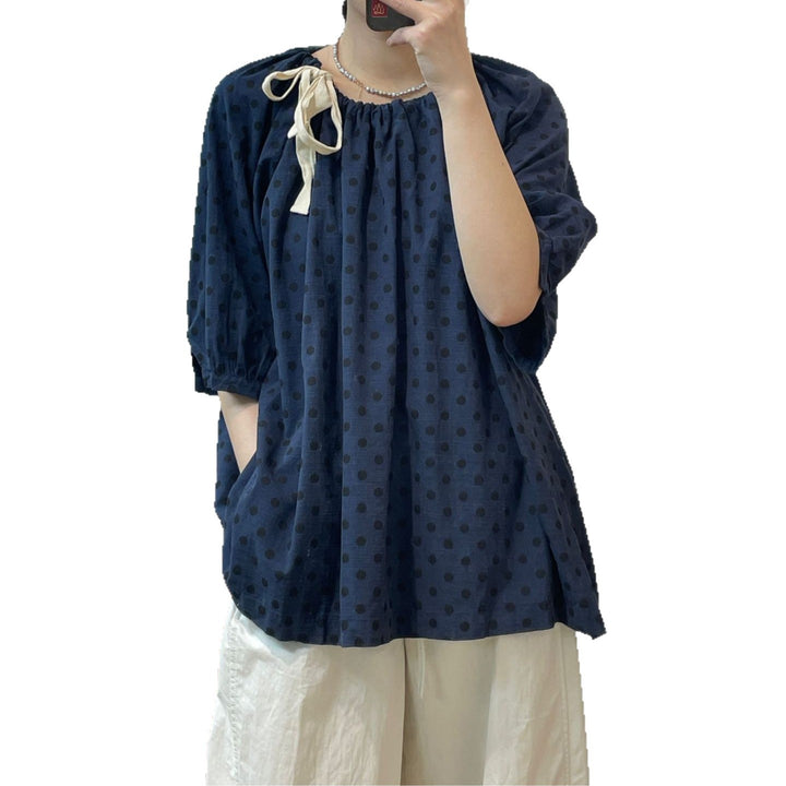 Femme Relaxed Fit Polka Dot Bluse med Flæsekant Stilla