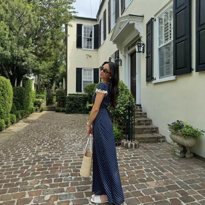 Femme Elegant Udvidet Polka Dot Maxi Kjole med Spids Detalje Stilla