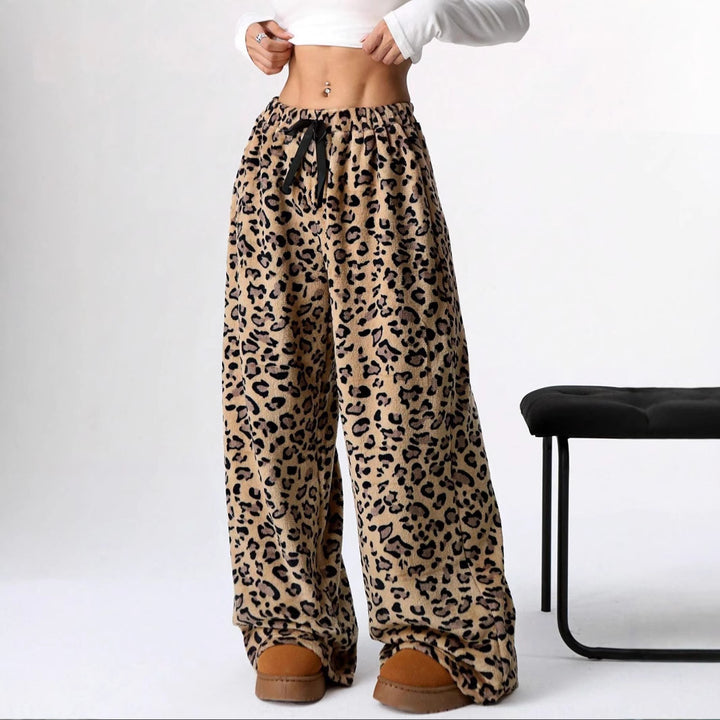 Dame bred fritidsbukser med praktisk elastik og stilmønster af leopard Stilla