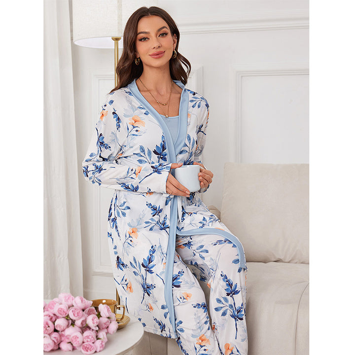 Dame pyjamasæt med floralt design og elegant badekåbe Stilla