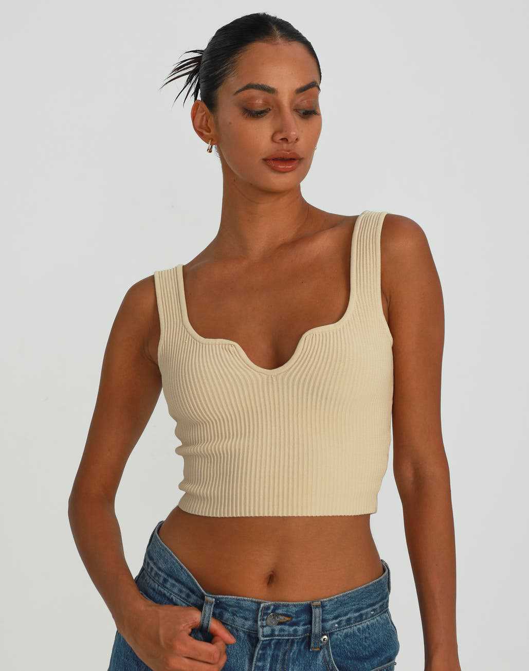 Dame Crop-top med bølget udskæring og fin ribstruktur Skovae