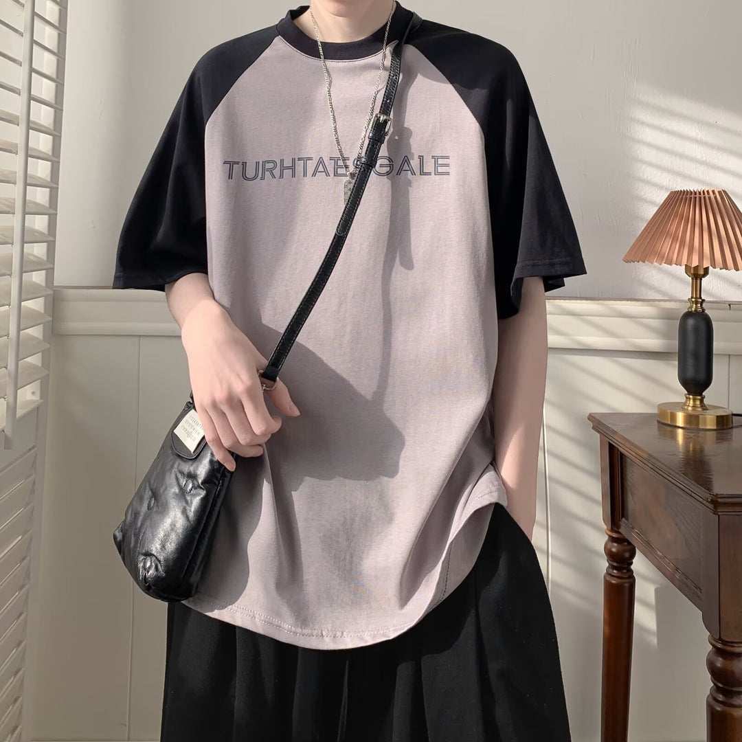 Unisex Oversized T-Shirt med asymmetrisk design og kreativ tekst Stilla
