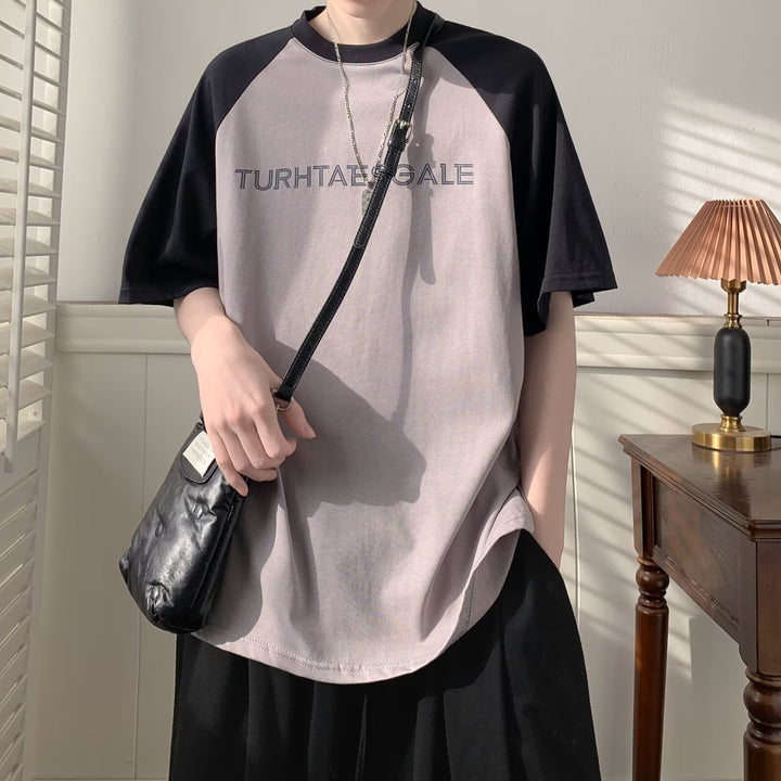Unisex Oversized T-Shirt med asymmetrisk design og kreativ tekst Stilla