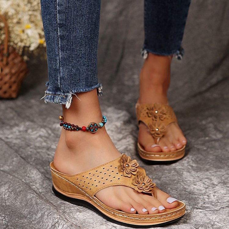 Dame flip-flops med luftig overfladestruktur og blomsterdesign Stilla