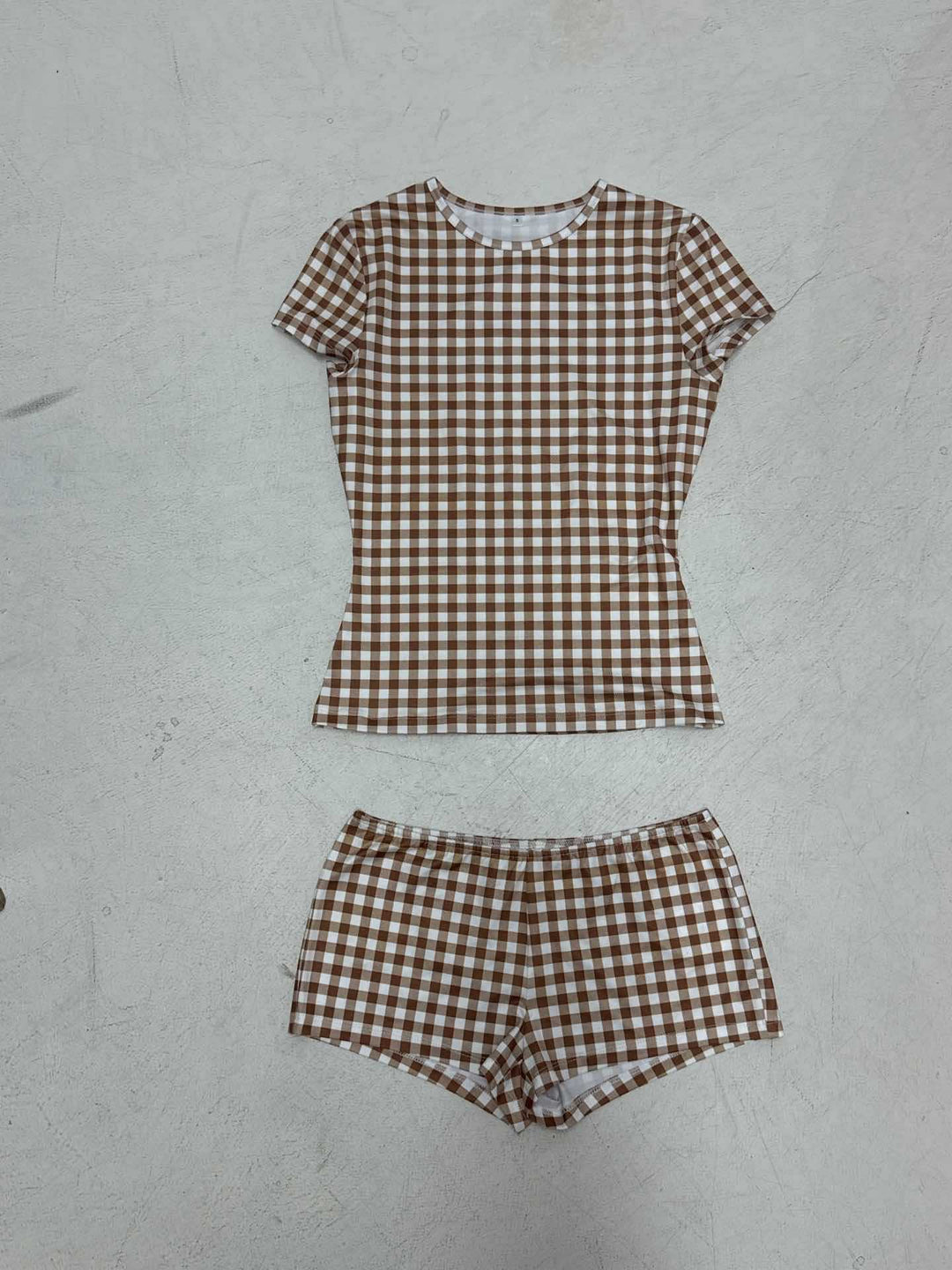 Dame kortærmet top og shorts sæt i ternet design Skovae