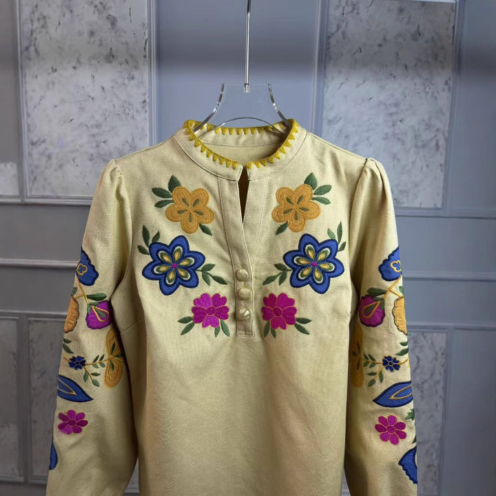 Dame broderet sommerbluse med florale applikationer og knapbar udskæring Stilla