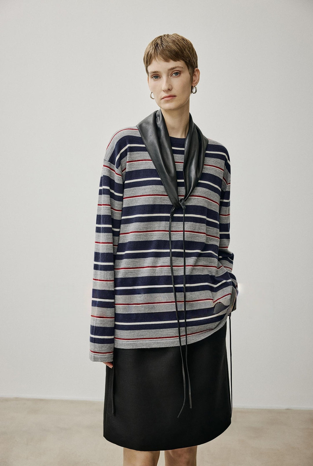 Kvinders oversized strikket sweater med nutidig stribet mønster Stilla