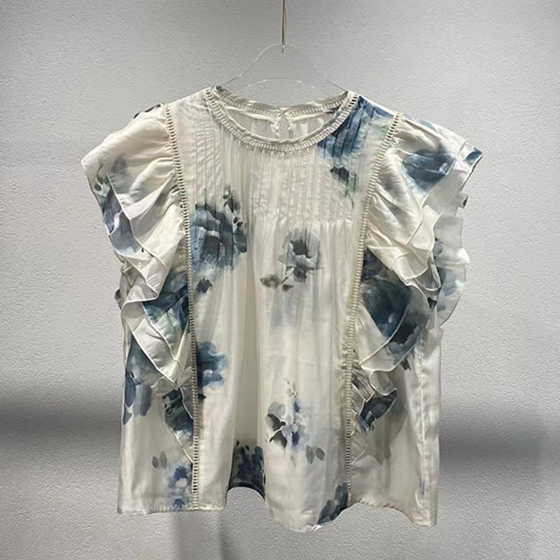 Damebluse med overdådige flæsedetaljer og sarte blomsterdesign Stilla