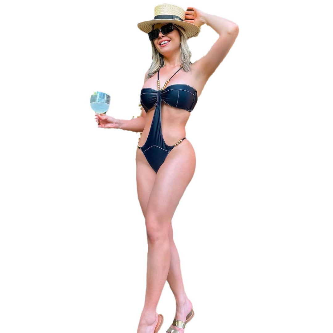 Dame Bikini-sæt med moderigtigt cut-out design og raffineret kædeaccent Stilla