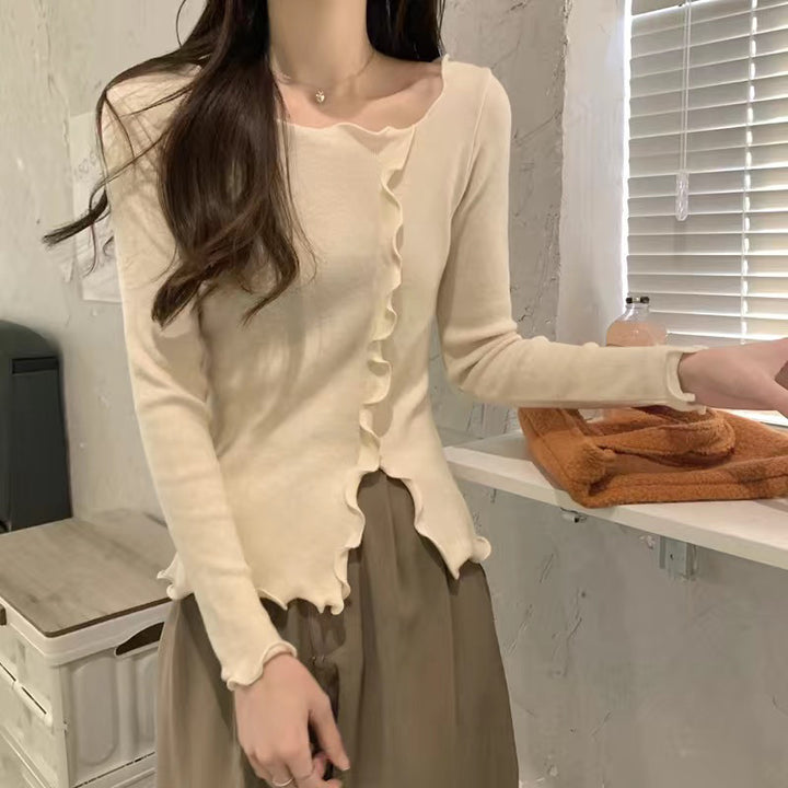 Kvindernes elegante langærmede top med bølgende kant og fashionable detaljer Stilla