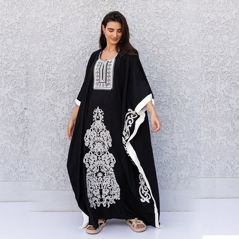 Dame Kaftan med kunstnerisk broderidesign og vidt svajende ærmer Stilla