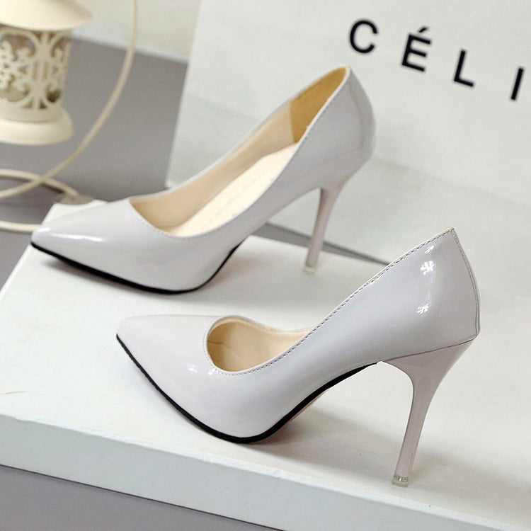 Damepumps med elegant spidst design og glitrende overflade Stilla