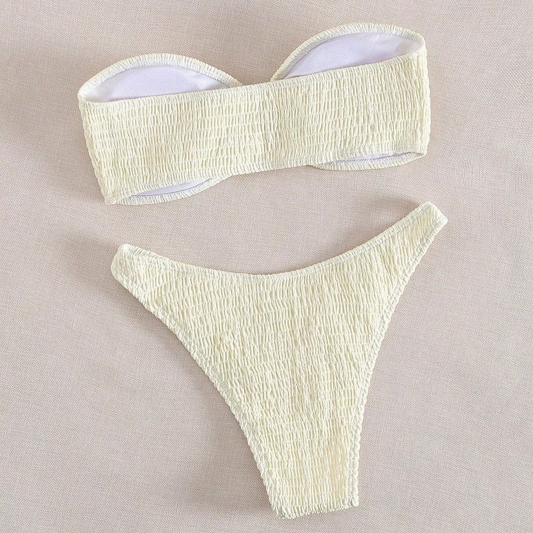 Dame bandeau-bikini med ruffle detaljer og moderne smykke accent Skovae