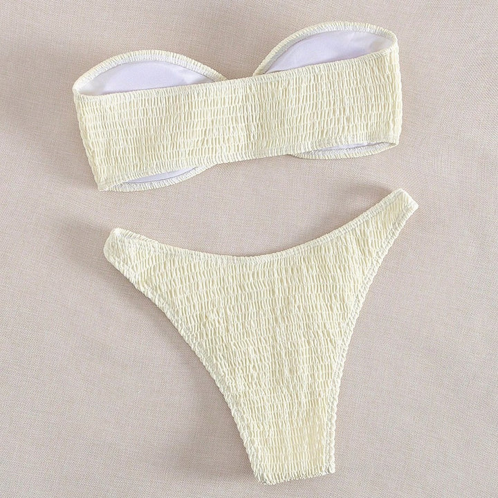 Dame bandeau-bikini med ruffle detaljer og moderne smykke accent Skovae