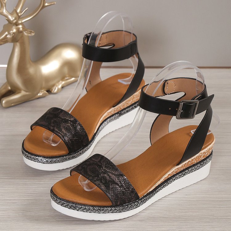 Dame Wedge-sandaler med elegant krydsrem-design og komfortabel plateau-sål Stilla